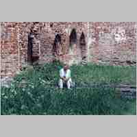 905-1258 Eroeffnung Haus Samland 2003. Frau Kenzler bei einer Verschnaufpause in der Kirchenruine. (Foto Kenzler).jpg